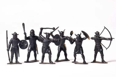 Beyaz arka planda izole edilmiş siyah Viking askerleri..
