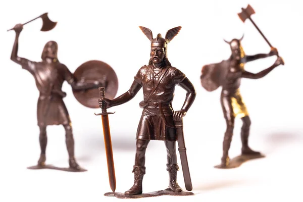 Beyaz Arka Planda Izole Edilmiş Klasik Oyuncak Kahverengi Viking Askerleri — Stok fotoğraf