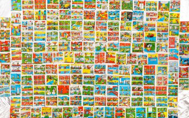 28 Mart 2021, Minsk, Belarus. Tipitip çiklet ambalajı toplamak hobi.