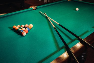 Bilardo masasında yeşil yüzey ve bilardo topları. Bilardo oyunu..
