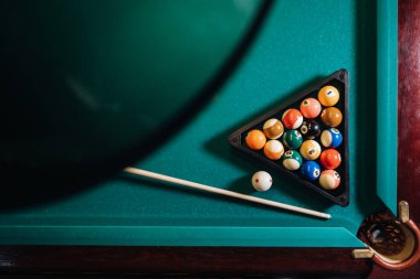 Bilardo masasında yeşil yüzey ve bilardo topları. Bilardo oyunu..