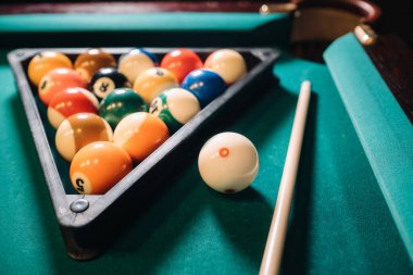 Bilardo masasında yeşil yüzey ve bilardo topları. Bilardo oyunu..