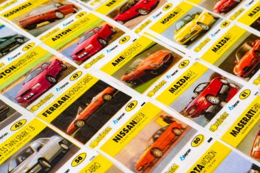 28 Mart 2021, Minsk, Belarus. antika Bombibom sakız ambalajları toplamak hobi.