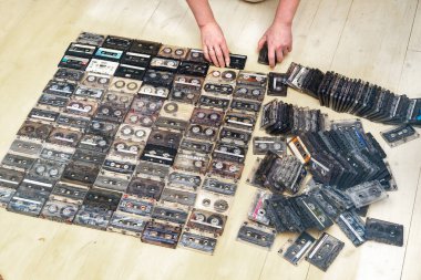 28 Mart 2021, Minsk, Belarus. Yerde büyük bir ses kaseti koleksiyonu var. Retro müzik arkaplanı.