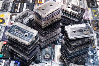 28 Mart 2021, Minsk, Belarus. Büyük bir ses kaseti koleksiyonu. Retro müzik arkaplanı.