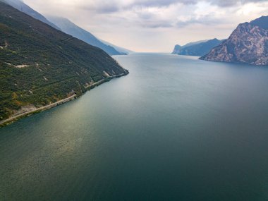 Lago di Garda b Alp manzarasının en üst manzarası. İtalya.