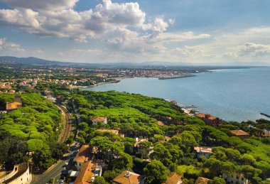 Şehrin en iyi manzarası ve Tuscany 'deki Castiglioncello' da bulunan gezinti güvertesi. İtalya, Livorno.