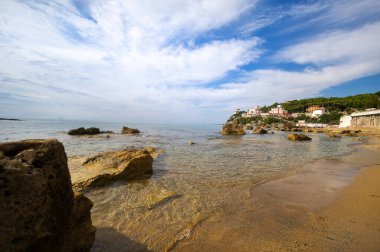 Akdeniz manzarası ve Castiglioncello plajı. İtalya.