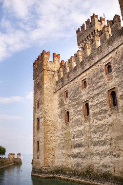 Sirmione 'deki Scaligera Kalesi, Garda Gölü. İtalya. Toskana..
