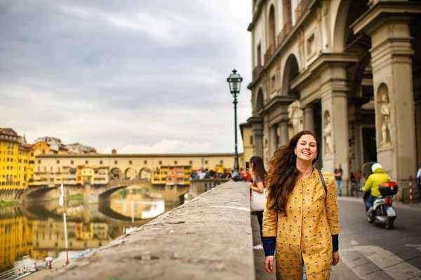 Туристка Оранжевом Пальто Удовольствием Гуляет Набережной Флоренции Италия — стоковое фото