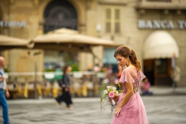 Una Sposa Abito Rosa Con Bouquet Trova Nel Centro Della — Foto Stock