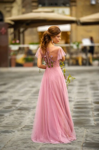 Panna Młoda Różowej Sukience Bukietem Stoi Centrum Starego Miasta Florencji — Zdjęcie stockowe