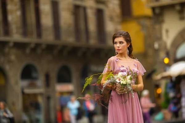 Uma Noiva Vestido Rosa Com Buquê Fica Centro Cidade Velha — Fotografia de Stock