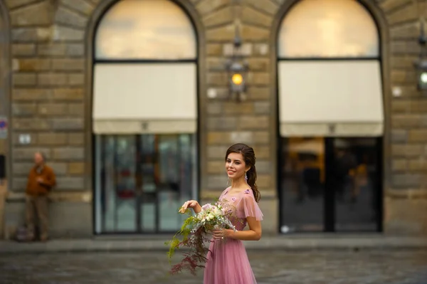 Una Sposa Abito Rosa Con Bouquet Trova Nel Centro Della — Foto Stock