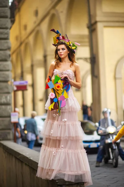 Una Sposa Abito Sposa Rosa Con Bouquet Insolito Decorazione Gorova — Foto Stock