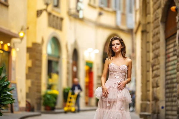 Una Novia Vestido Novia Rosa Camina Florencia Italia —  Fotos de Stock