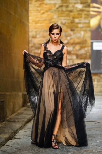 Uma Noiva Bonita Elegante Vestido Preto Caminha Por Florença Modelo — Fotografia de Stock