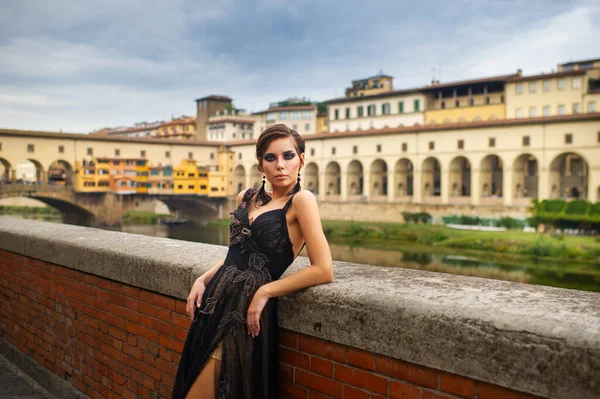 Beautiful Stylish Bride Black Dress Stands Embankment Florence Italy — Stock Photo, Image