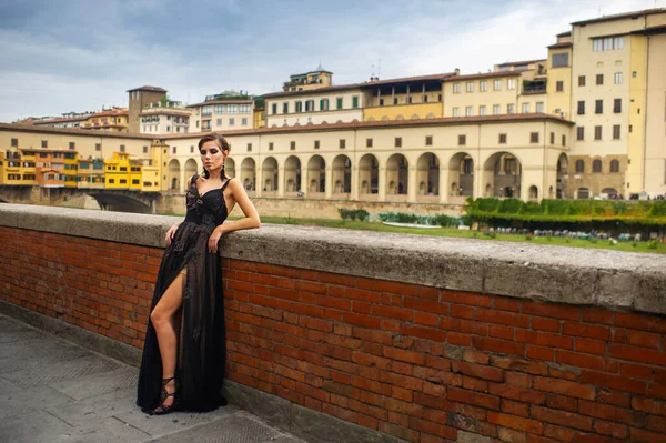 Hermosa Novia Con Estilo Vestido Negro Encuentra Terraplén Florencia Italia — Foto de Stock