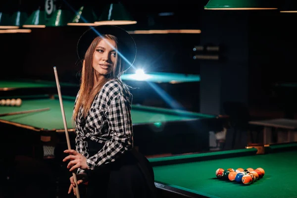 Una Ragazza Con Cappello Club Biliardo Con Una Stecca Mano — Foto Stock