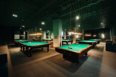 Bilardo masasında yeşil yüzey ve bilardo topları. Bilardo oyunu..