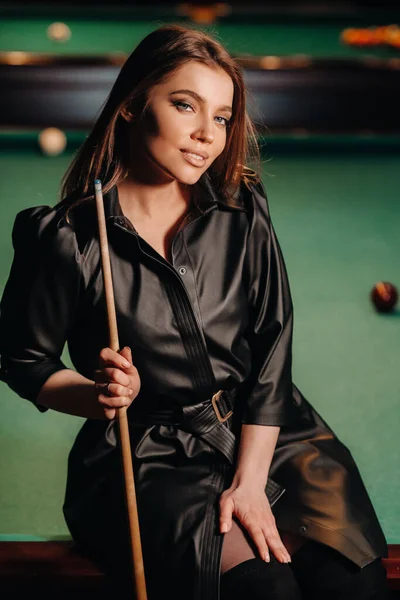 Girl Cue Her Hands Sits Table Billiard Club Russian Billiards — Stock Photo, Image