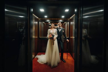 İç kısımda şık bir düğün çifti. Büyüleyici gelin ve damat.