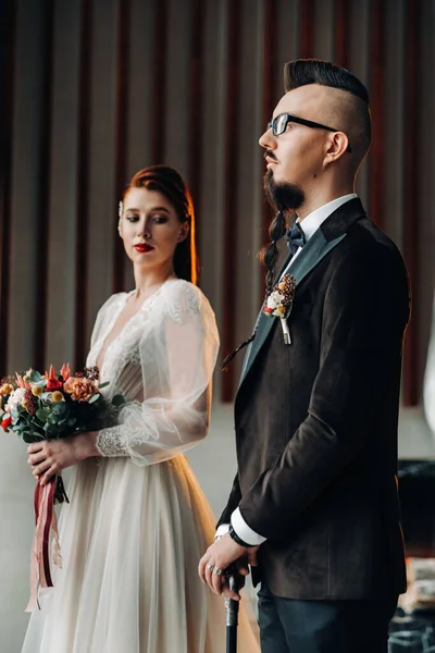 Стильна Весільна Пара Інтер Єрі Гламурна Наречена Наречений — стокове фото