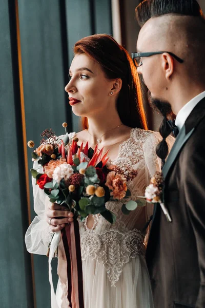Snyggt Bröllopspar Inredningen Glamorös Brud Och Brudgum — Stockfoto