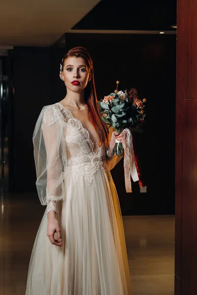 Elegante Sposa Dai Capelli Rossi Vestito Con Maniche Bouquet All — Foto Stock