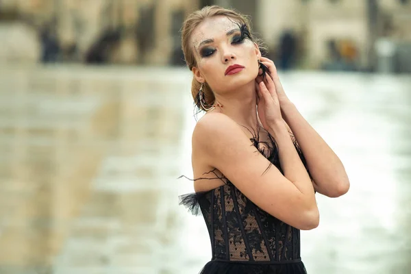 Una Sposa Elegante Abito Sposa Nero Nell Antica Città Francese — Foto Stock