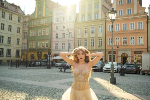 Una Sposa Abito Sposa Con Capelli Lunghi Nel Centro Storico — Foto Stock