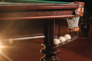 Bilardo kulübünde bilardo oynanan toplarla dolu bir bilardo masası..