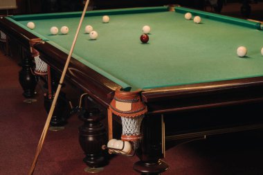 Bilardo kulübünde bilardo oynanan toplarla dolu bir bilardo masası..