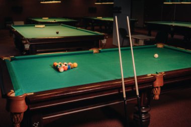 Bilardo masasında yeşil yüzey ve bilardo topları. Bilardo oyunu..