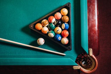 Bilardo masasında yeşil yüzey ve bilardo topları. Bilardo oyunu..