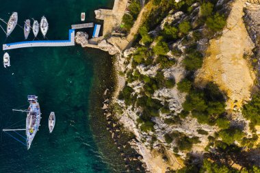 Fransa, Marsilya ve Cassis arasındaki en büyük fiyortlardan biri olan Calanque de Port Miou 'da beyaz yatlar..