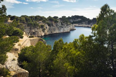 Fransa 'nın Marsilya ve Cassis kentlerindeki en büyük fiyortlardan biri olan Calanque de Port Mioux manzarası.