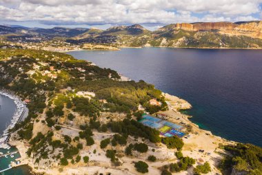 Fransa, Marsilya ve Cassis arasındaki en büyük fiyortlardan biri olan Calanque de Port Miou 'da beyaz yatlar.