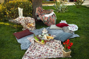 Provence 'de gün batımında çimenlikte güzel bir piknik yeri. Fransa.