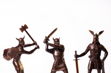 Beyaz arka planda izole edilmiş klasik oyuncak Kahverengi Viking askerleri.