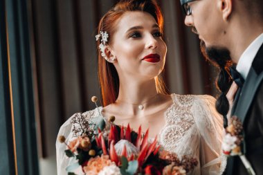 İç kısımda şık bir düğün çifti. Büyüleyici gelin ve damat.