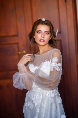 İtalya 'daki düğün gününde şık bir gelin. Tuscany' den zarif bir gelin. Beyaz gelinlik içinde gelin..