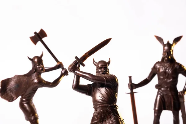 Beyaz Arka Planda Izole Edilmiş Klasik Oyuncak Kahverengi Viking Askerleri — Stok fotoğraf