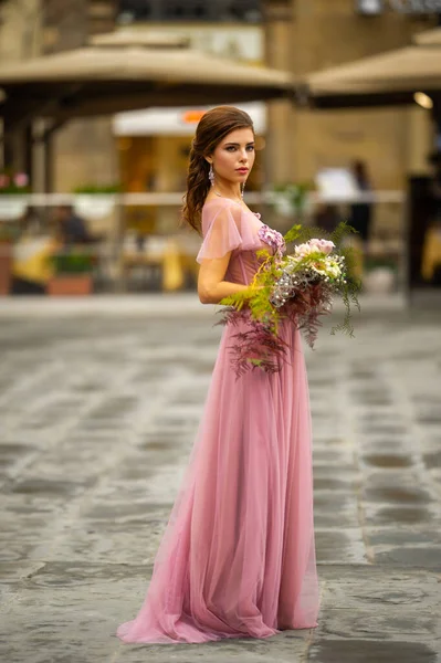 Наречена Рожевій Сукні Букетом Стоїть Центрі Старого Міста Флоренції Італія — стокове фото