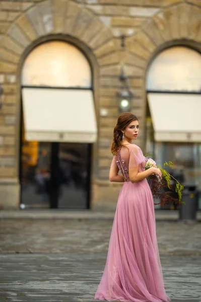 Panna Młoda Różowej Sukience Bukietem Stoi Centrum Starego Miasta Florencji — Zdjęcie stockowe