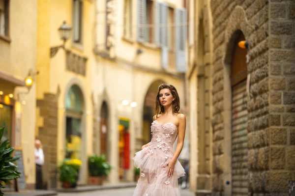 Panna Młoda Różowej Sukni Ślubnej Spaceruje Florencji Włochy — Zdjęcie stockowe