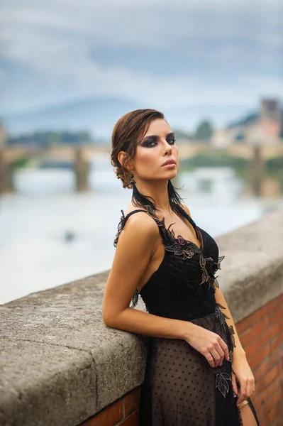 Talya Floransa Setin Üzerinde Siyah Elbiseli Güzel Bir Gelin Duruyor — Stok fotoğraf