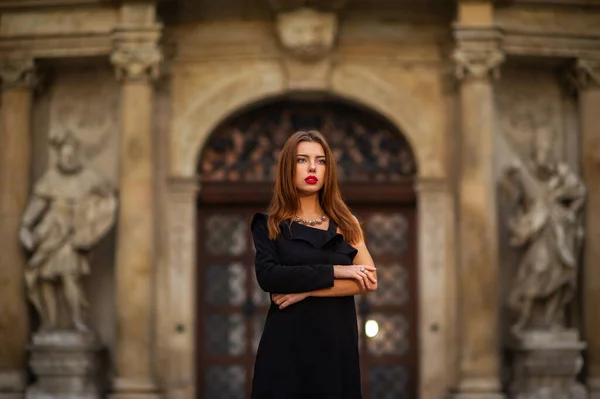 Elegante Ragazza Abito Nero Sulla Strada Della Città Brno Mattino — Foto Stock