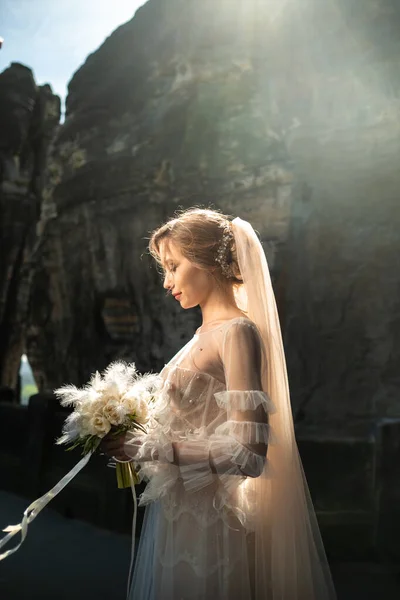 Sposa Abito Bianco Con Mazzo Fiori Sullo Sfondo Montagne Gole — Foto Stock